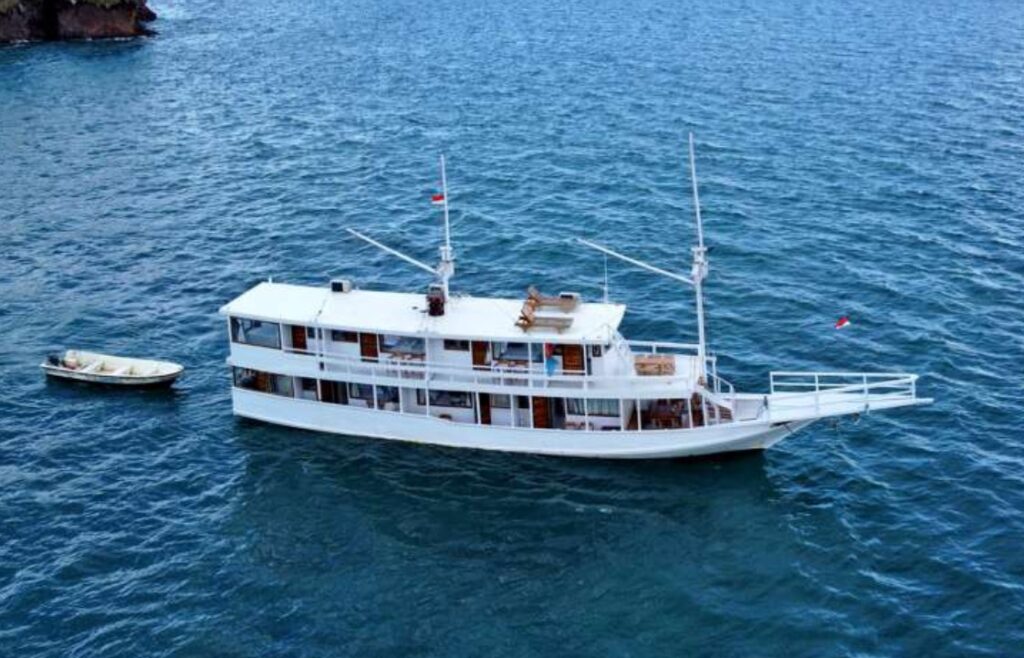 Phinisi Labuan Bajo 2D1N – Luxury Nadia Deluxe Liveaboard