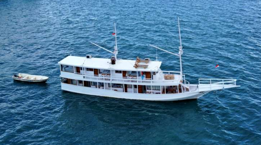 Sailing Komodo Labuan Bajo Boat Carter