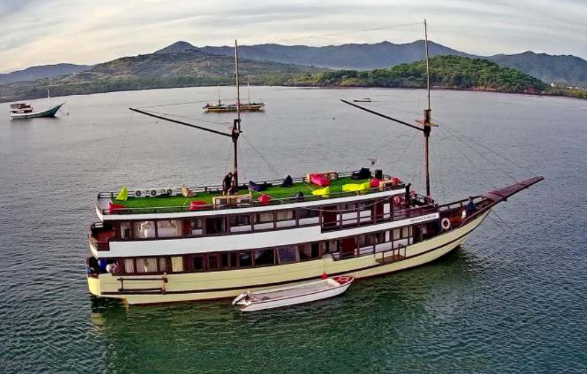 paket tour labuan bajo 3 hari 2 malam Phinisi Nabila